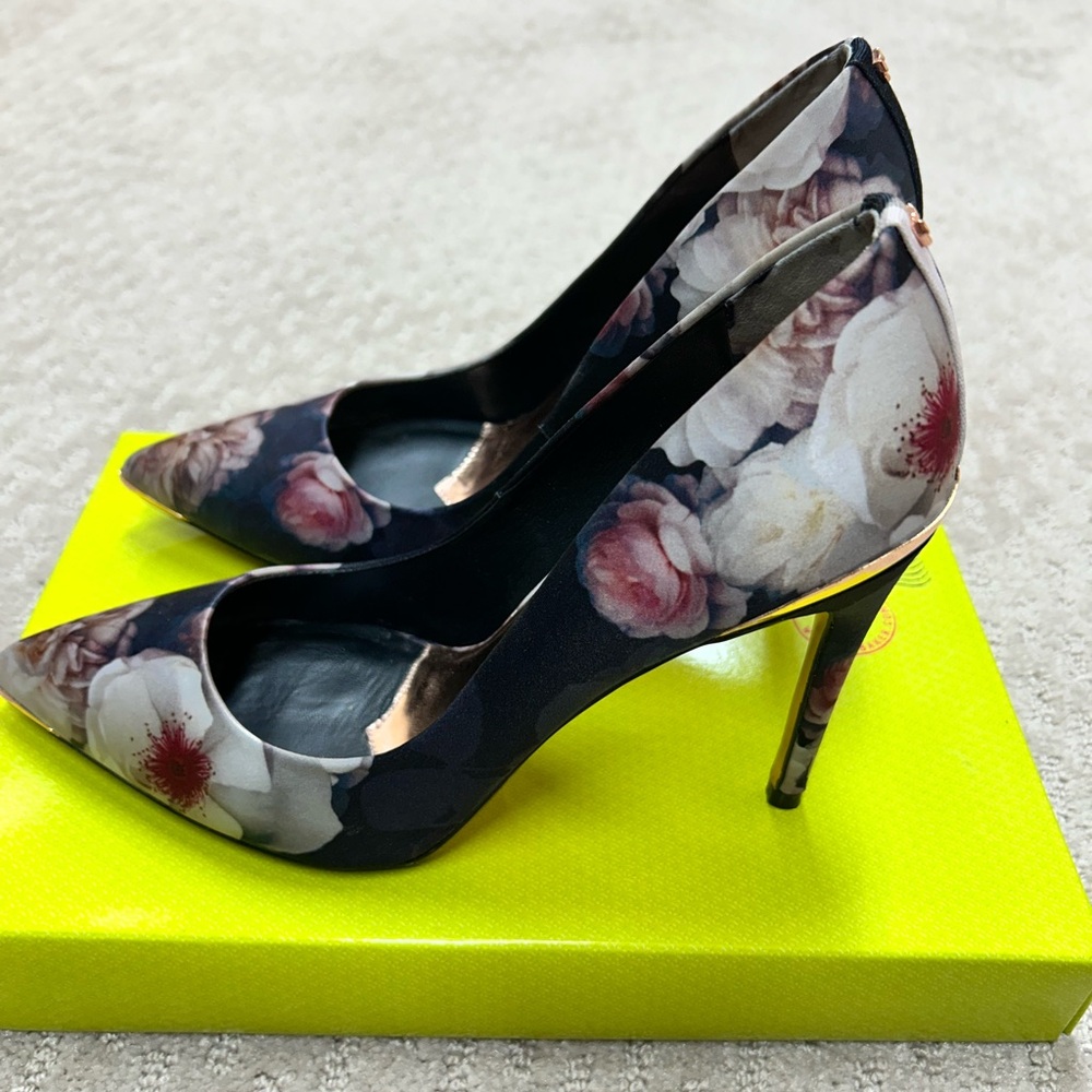 Ted Baker London 39 Black Chelsea Printed Court Heel Shoes